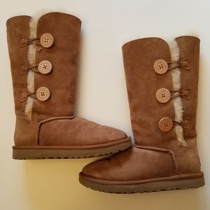 UGG Bailey Button Triplet II - Chestnut